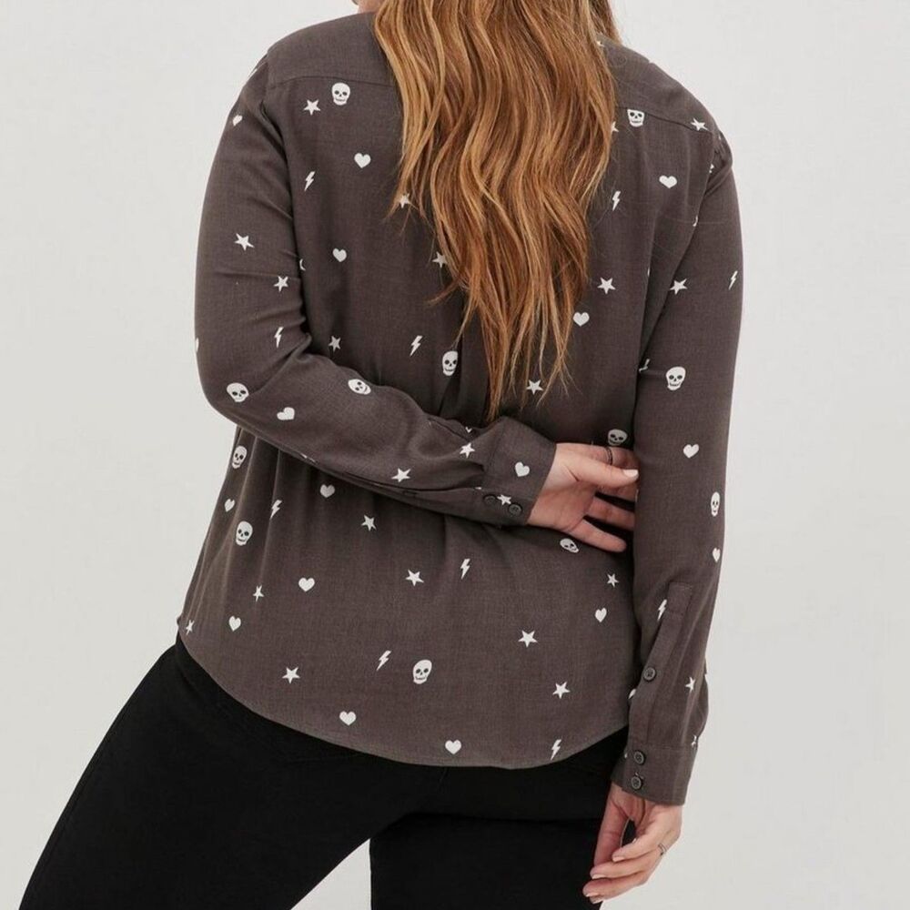 NWT Torrid 1X Skull Dark Grey Lizzie Rayon Crepe Button-Up Long Sleeve Shirt - Picture 3 of 7